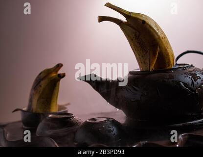 Zwei Delfine formten Bananen, die im Teakup spielen Stockfoto