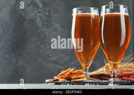 Bierglas mit Bretzel und getrockneten Würstchen Snacks liegen ganz in der Nähe Stockfoto