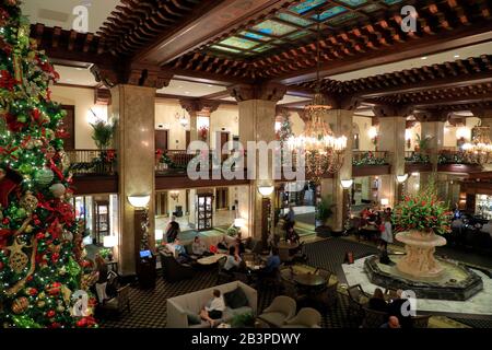 Lobby im italienischen Renaissance-Stil des Peabody Hotels mit Dekoration zur Weihnachtszeit. Downtown Memphis.Tennessee.USA Stockfoto