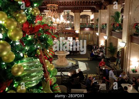 Lobby im italienischen Renaissance-Stil des Peabody Hotels mit Dekoration zur Weihnachtszeit. Downtown Memphis.Tennessee.USA Stockfoto