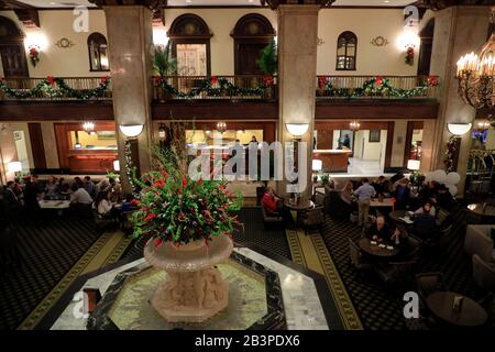 Lobby im italienischen Renaissance-Stil des Peabody Hotels mit Dekoration zur Weihnachtszeit. Downtown Memphis.Tennessee.USA Stockfoto