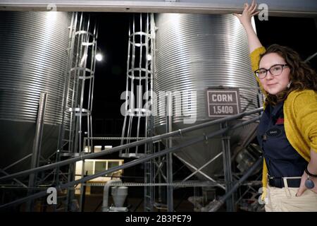 Weibliche Tour Guide zeigt den Besuchern die Maislagerbehälter während der Tour der Old Dominick Distillery.Downtown Memphis.Tennessee.USA Stockfoto