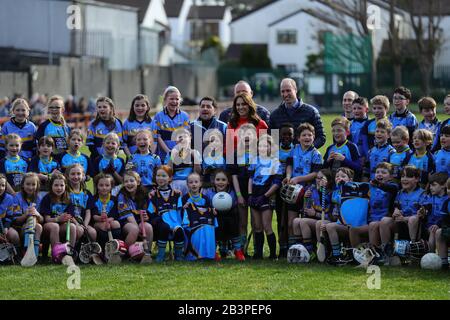 Der Herzog und die Herzogin von Cambridge posieren für ein Gruppenfoto während eines Besuchs im Salthill Knocknacarra GAA Club in Galway, wo sie am dritten Tag ihres Besuches in der Republik Irland mehr über den traditionellen Sport erfahren. Stockfoto