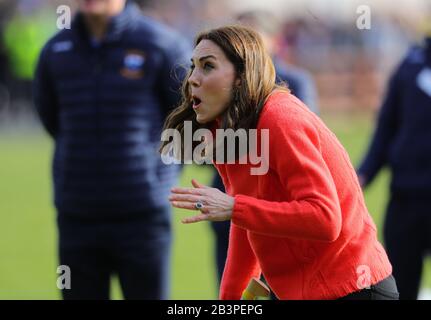 Die Duchess of Cambridge versucht ihre Hand bei Hurling im Rahmen ihres Besuches im Salthill Knocknacarra GAA Club in Galway am dritten Tag ihres Besuches in der Republik Irland. Stockfoto