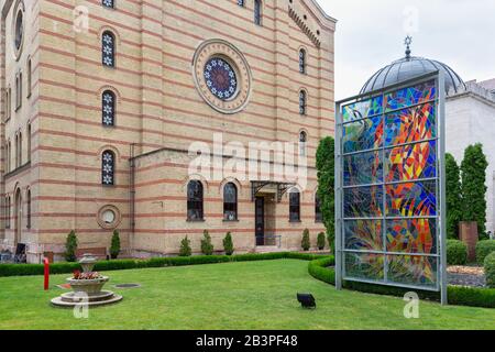 Garten mit Kunstwerk in der Nähe der Großen Synagoge in Budapest, Ungarn Stockfoto