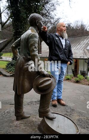 Reiseführer mit der Statue von Jack Daniel während der Jack Daniel Distillery Tour.Lynchburg, Tennessee.USA Stockfoto