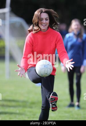 Die Duchess of Cambridge spielt gälischen Fußball im Salthill Knocknacarra GAA Club in Galway, wo sie mit dem Herzog von Cambridge besucht, um am dritten Tag ihres Besuches in der Republik Irland mehr über den traditionellen Sport zu erfahren. Stockfoto