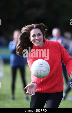 Die Duchess of Cambridge spielt gälischen Fußball im Salthill Knocknacarra GAA Club in Galway, wo sie mit dem Herzog von Cambridge besucht, um am dritten Tag ihres Besuches in der Republik Irland mehr über den traditionellen Sport zu erfahren. Stockfoto