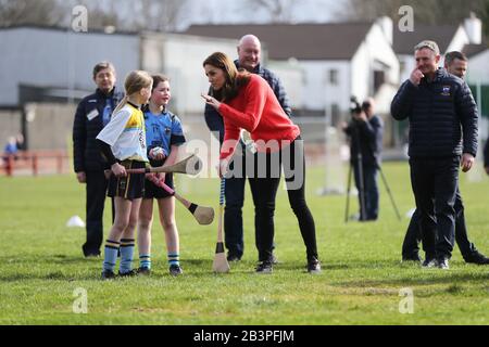 Die Duchess of Cambridge bei einem Besuch im Salthill Knocknacarra GAA Club in Galway, wo sie mit dem Herzog von Cambridge besucht, um am dritten Tag ihres Besuches in der Republik Irland mehr über den traditionellen Sport zu erfahren. Stockfoto