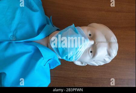 Mannequin in medizinischer Gesichtsmaske. Konzept der Quarantäne von Coronavirus. Chirurgische Schutzmaske. Stockfoto