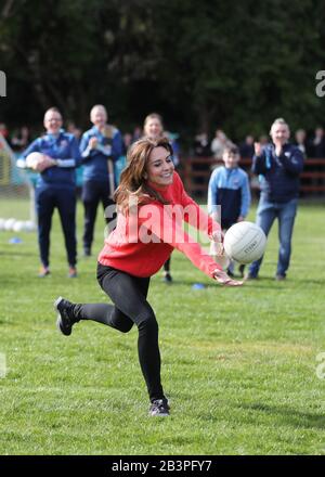 Die Duchess of Cambridge spielt gälischen Fußball im Salthill Knocknacarra GAA Club in Galway, wo sie mit dem Herzog von Cambridge besucht, um am dritten Tag ihres Besuches in der Republik Irland mehr über den traditionellen Sport zu erfahren. Stockfoto