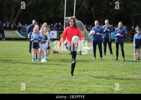 Die Duchess of Cambridge spielt gälischen Fußball im Salthill Knocknacarra GAA Club in Galway, wo sie mit dem Herzog von Cambridge besucht, um am dritten Tag ihres Besuches in der Republik Irland mehr über den traditionellen Sport zu erfahren. Stockfoto