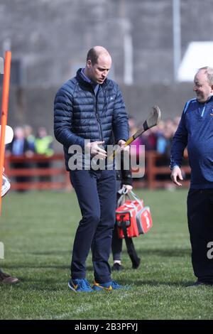 Der Herzog von Cambridge versucht seine Hand beim Hurling im Salthill Knocknacarra GAA Club in Galway, wo er mit der Duchess of Cambridge besucht, um am dritten Tag ihres Besuches in der Republik Irland mehr über den traditionellen Sport zu erfahren. Stockfoto