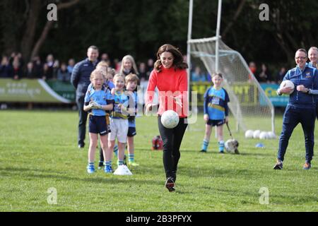 Die Duchess of Cambridge spielt gälischen Fußball im Salthill Knocknacarra GAA Club in Galway, wo sie mit dem Herzog von Cambridge besucht, um am dritten Tag ihres Besuches in der Republik Irland mehr über den traditionellen Sport zu erfahren. Stockfoto