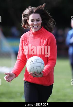 Die Duchess of Cambridge spielt gälischen Fußball im Salthill Knocknacarra GAA Club in Galway, wo sie mit dem Herzog von Cambridge besucht, um am dritten Tag ihres Besuches in der Republik Irland mehr über den traditionellen Sport zu erfahren. Stockfoto