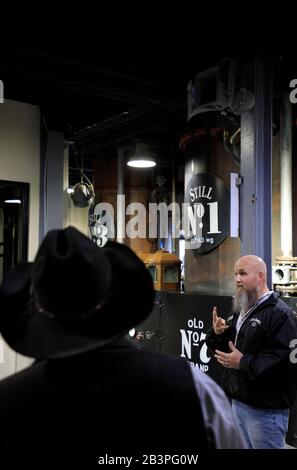 Ein Reiseführer mit Besuchern in einer Führung in Jack Daniel's Distillery.Lynchburg.Tennessee.USA Stockfoto