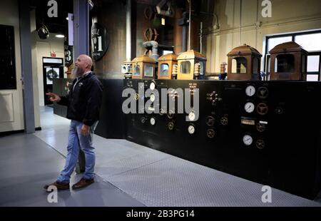 Männlicher Reiseleiter einer Führung in der Jack Daniel Distillery.Lynchburg.Tennessee.USA Stockfoto