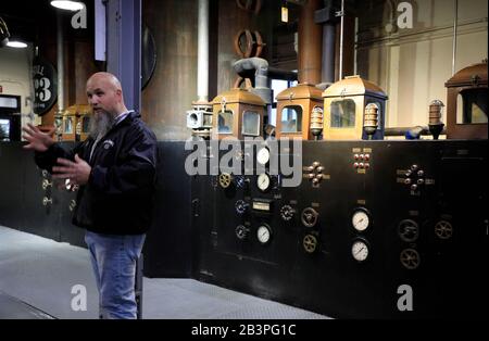 Männlicher Reiseleiter einer Führung in der Jack Daniel Distillery.Lynchburg.Tennessee.USA Stockfoto