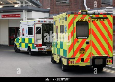 Rettungswagen; East Surrey Hospital UK Stockfoto