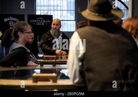 Ein Reiseführer mit Besuchern in einer Führung in Jack Daniel's Distillery.Lynchburg.Tennessee.USA Stockfoto