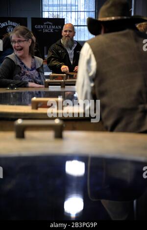 Ein Reiseführer mit Besuchern in einer Führung in Jack Daniel's Distillery.Lynchburg.Tennessee.USA Stockfoto
