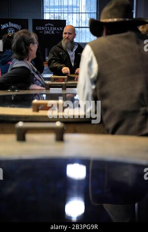 Ein Reiseführer mit Besuchern in einer Führung in Jack Daniel's Distillery.Lynchburg.Tennessee.USA Stockfoto
