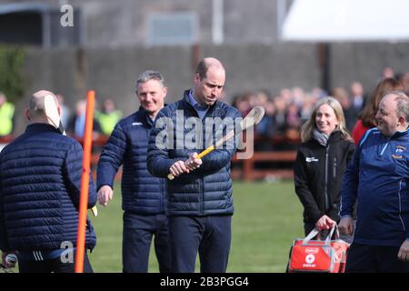 Der Herzog von Cambridge versucht seine Hand beim Hurling im Salthill Knocknacarra GAA Club in Galway, wo er mit der Duchess of Cambridge besucht, um am dritten Tag ihres Besuches in der Republik Irland mehr über den traditionellen Sport zu erfahren. Stockfoto