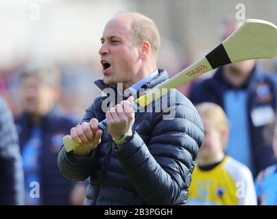 Der Herzog von Cambridge versucht sich im Rahmen ihres Besuches im Salthill Knocknacarra GAA Club in Galway am dritten Tag seines Besuches in der Republik Irland mit der Hand in Hurling. Stockfoto