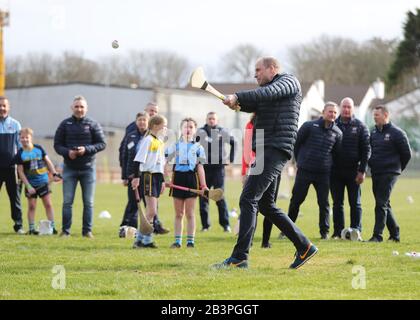 Der Herzog von Cambridge versucht seine Hand beim Hurling im Salthill Knocknacarra GAA Club in Galway, wo er mit der Duchess of Cambridge besucht, um am dritten Tag ihres Besuches in der Republik Irland mehr über den traditionellen Sport zu erfahren. Stockfoto