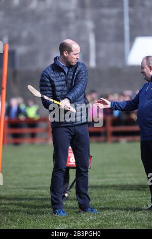 Der Herzog von Cambridge versucht seine Hand beim Hurling im Salthill Knocknacarra GAA Club in Galway, wo er mit der Duchess of Cambridge besucht, um am dritten Tag ihres Besuches in der Republik Irland mehr über den traditionellen Sport zu erfahren. Stockfoto