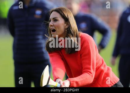 Die Duchess of Cambridge versucht ihre Hand bei Hurling im Rahmen ihres Besuches im Salthill Knocknacarra GAA Club in Galway am dritten Tag ihres Besuches in der Republik Irland. Stockfoto