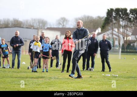 Der Herzog und die Herzogin von Cambridge versuchen während eines Besuchs im Salthill Knocknacarra GAA Club in Galway, mehr über den traditionellen Sport während des dritten Tages ihres Besuches in der Republik Irland zu erfahren. Stockfoto