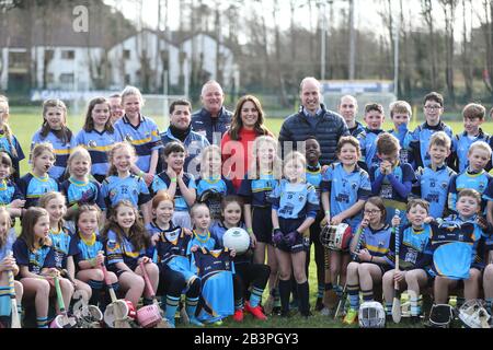 Der Herzog und die Herzogin von Cambridge bei einem Besuch im Salthill Knocknacarra GAA Club in Galway, um am dritten Tag ihres Besuches in der Republik Irland mehr über den traditionellen Sport zu erfahren. Stockfoto