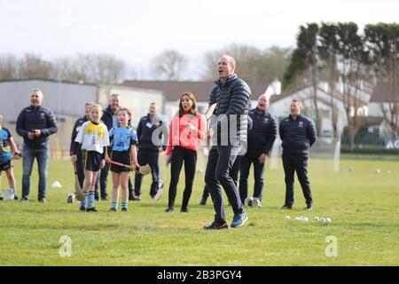 Der Herzog und die Herzogin von Cambridge versuchen während eines Besuchs im Salthill Knocknacarra GAA Club in Galway, mehr über den traditionellen Sport während des dritten Tages ihres Besuches in der Republik Irland zu erfahren. Stockfoto