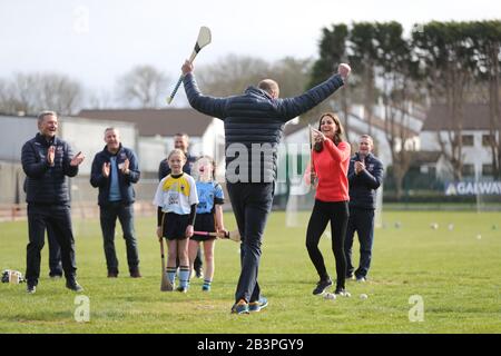 Der Herzog und die Herzogin von Cambridge versuchen während eines Besuchs im Salthill Knocknacarra GAA Club in Galway, mehr über den traditionellen Sport während des dritten Tages ihres Besuches in der Republik Irland zu erfahren. Stockfoto