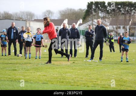 Der Herzog und die Herzogin von Cambridge versuchen während eines Besuchs im Salthill Knocknacarra GAA Club in Galway, mehr über den traditionellen Sport während des dritten Tages ihres Besuches in der Republik Irland zu erfahren. Stockfoto