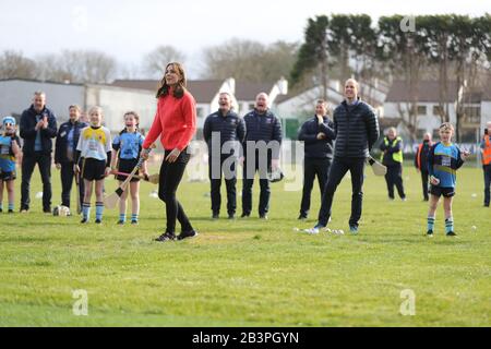 Der Herzog und die Herzogin von Cambridge versuchen während eines Besuchs im Salthill Knocknacarra GAA Club in Galway, mehr über den traditionellen Sport während des dritten Tages ihres Besuches in der Republik Irland zu erfahren. Stockfoto