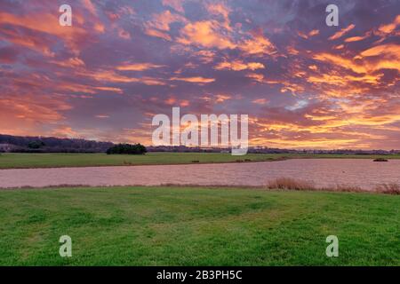 Ther Auchenharvie Lake und Driving Range Golfplatz zur Stadt Stevenston in North Ayrshire Schottland bei Sonnenuntergang Stockfoto