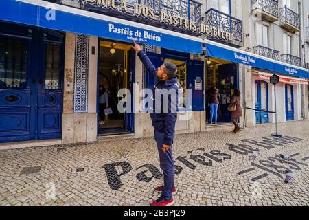 Die ursprüngliche Bäckerei, die berühmte portugiesische Pudertarts, Pastell de nata, verkauft Stockfoto