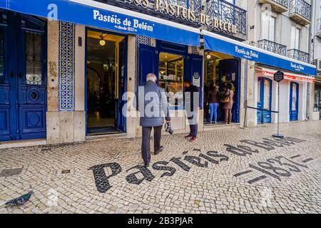 Die ursprüngliche Bäckerei, die berühmte portugiesische Pudertarts, Pastell de nata, verkauft Stockfoto