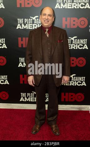 New York, Vereinigte Staaten. März 2020. Michael Kostroff besucht HBO's Premiere "The Plot Against America" in Florence Gould Hall in New York, NY am 4. März 2020. (Foto von Lev Radin/Pacific Press/Sipa USA) Credit: SIPA USA/Alamy Live News Stockfoto