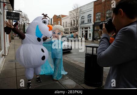 Mann, der Fotos von gefrorenen Figuren Elsa und Olaf zu Fuß auf der Main Street in der historischen Innenstadt Franklin.Tennessee.USA Stockfoto