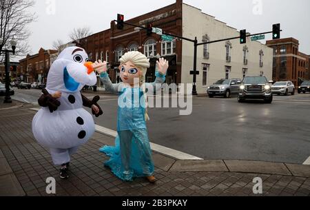 Gefrorene Charaktere Elsa und Olaf zu Fuß die Hauptstraße in der historischen Innenstadt Franklin.Tennessee.USA Stockfoto