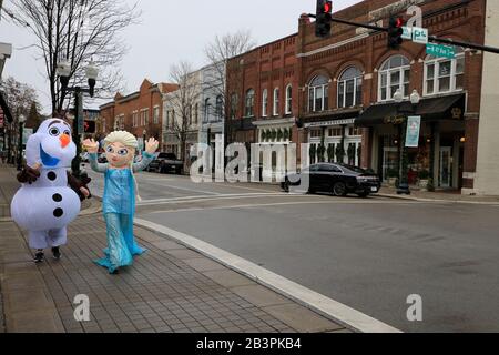 Gefrorene Charaktere Elsa und Olaf zu Fuß die Hauptstraße in der historischen Innenstadt Franklin.Tennessee.USA Stockfoto