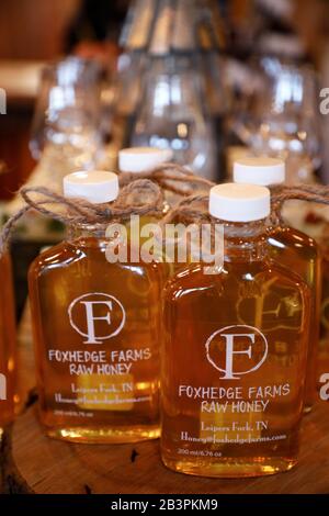 Abgefüllter Foxhedge Farms Rohhonig gut für die Herstellung von Whiskey-Cocktails zum Verkauf im Geschenkladen von Leiper's Fork Distiller.Franklin.Tennessee.USA Stockfoto