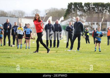 Der Herzog und die Herzogin von Cambridge versuchen während eines Besuchs im Salthill Knocknacarra GAA Club in Galway, mehr über den traditionellen Sport während des dritten Tages ihres Besuches in der Republik Irland zu erfahren. Stockfoto