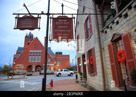 Außenansicht der Old Talbott Tavern mit Wegweiser und Old Court House im Hintergrund.Bardstown.Kentucky.USA Stockfoto