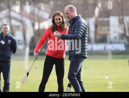 Der Herzog und die Herzogin von Cambridge versuchen während eines Besuchs im Salthill Knocknacarra GAA Club in Galway, mehr über den traditionellen Sport während des dritten Tages ihres Besuches in der Republik Irland zu erfahren. Stockfoto