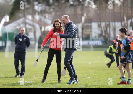 Der Herzog und die Herzogin von Cambridge versuchen während eines Besuchs im Salthill Knocknacarra GAA Club in Galway, mehr über den traditionellen Sport während des dritten Tages ihres Besuches in der Republik Irland zu erfahren. Stockfoto