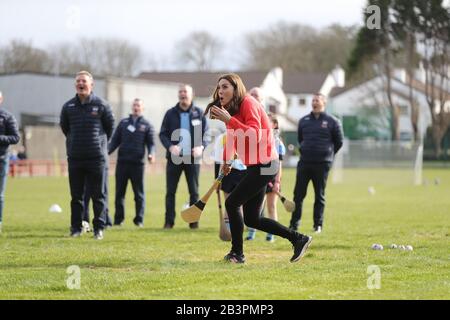 Die Duchess of Cambridge versucht im Salthill Knocknacarra GAA Club in Galway zu schleudern, wo sie mit dem Herzog von Cambridge besucht, um am dritten Tag ihres Besuches in der Republik Irland mehr über den traditionellen Sport zu erfahren. Stockfoto